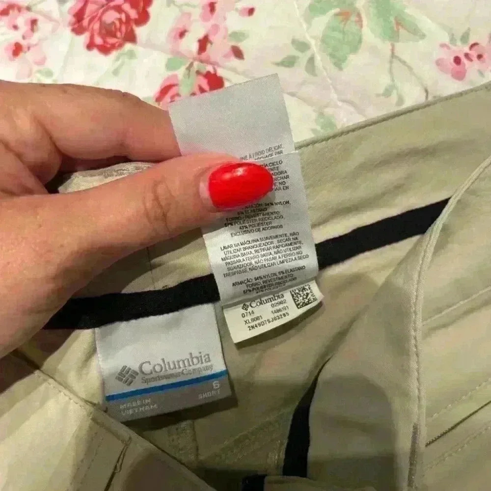 COLUMBIA “ Cargo Pang” size 6 Short